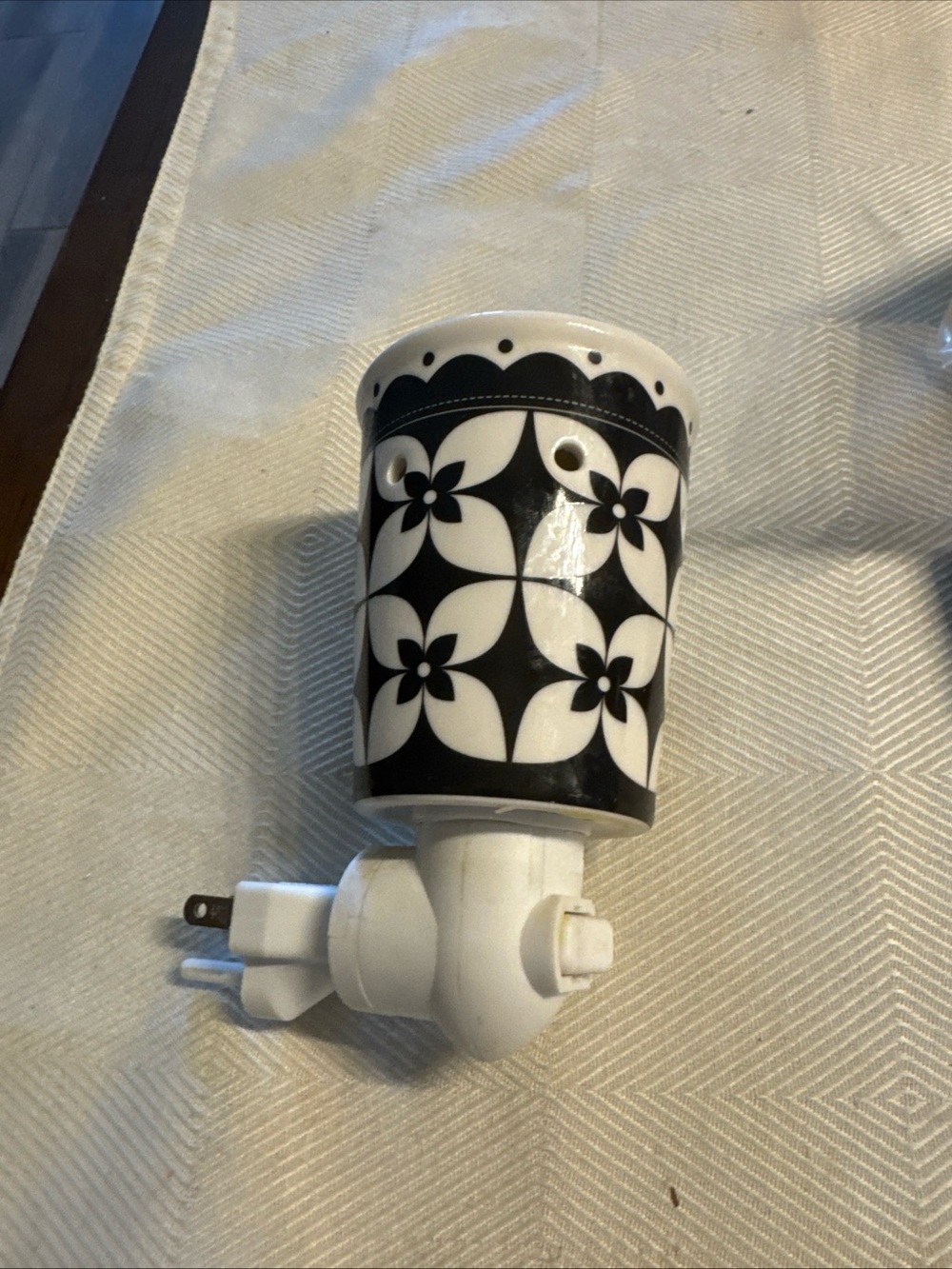 Black & White Floral Pattern Night Light Plug-In scentsy